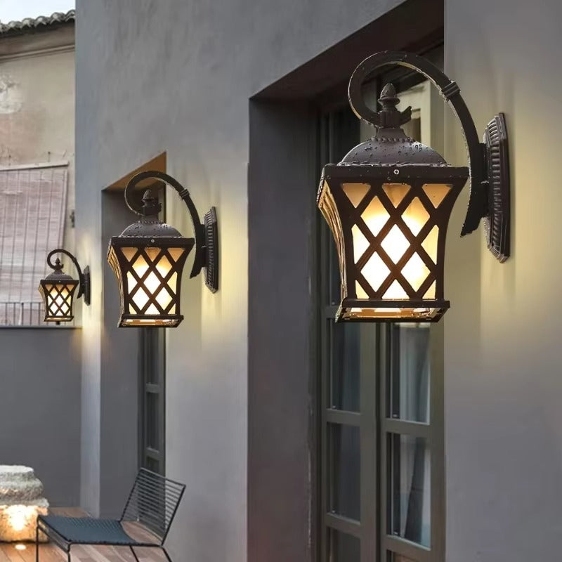 Vintage Outdoor Wall Light – Retro Black & Glass